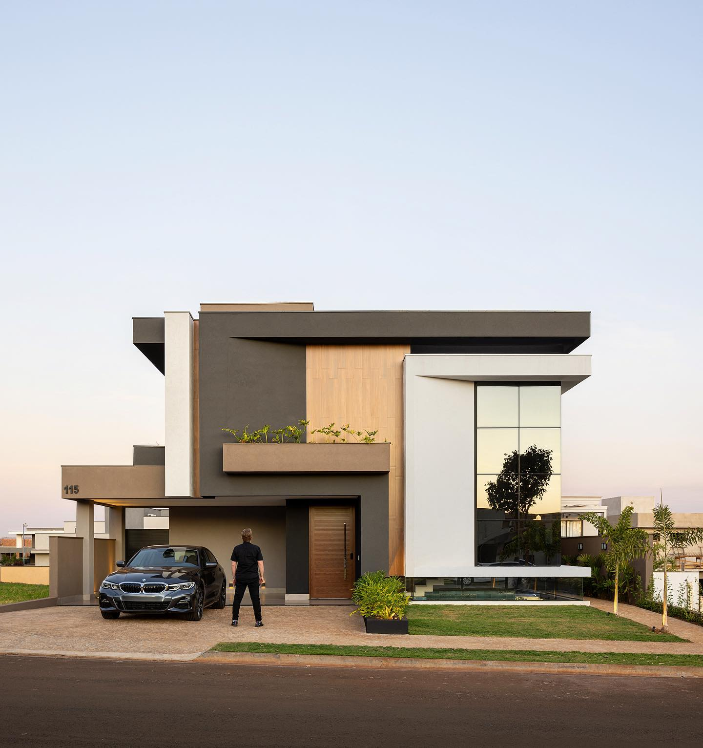 Fachada de casa contemporânea com cores sóbrias, volumetria e